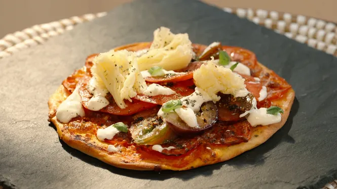 PIZZA DE TOMÀTIGUES I FORMATGES
