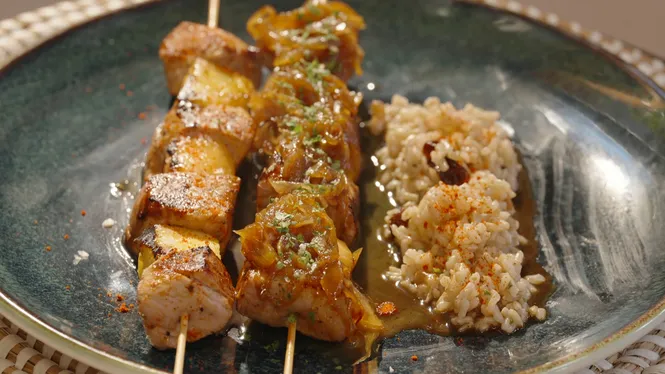 BROQUETA DE LLOMILLO DE PORC AMB PINYA I MELÓ