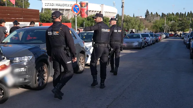 LA POLICIA BLINDA UN PARTIT DE FUTBOL DAVANT EL RISC D'INCIDENTS AMB ELS GRUPS ULTRA