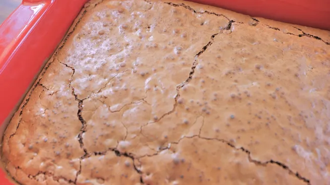 BROWNIE FORA GLUTEN AMB DÀTILS I NOUS
