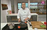 'Paella negre de quinoa i bacallà cratinat amb allioli de codony'