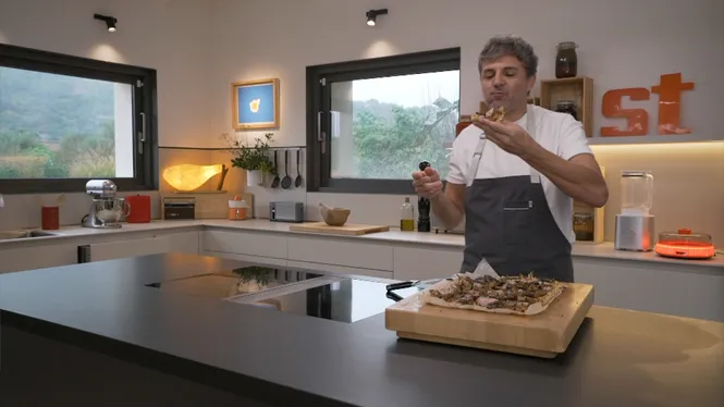 Coca de ceba amb rellom de porc i esclata-sangs