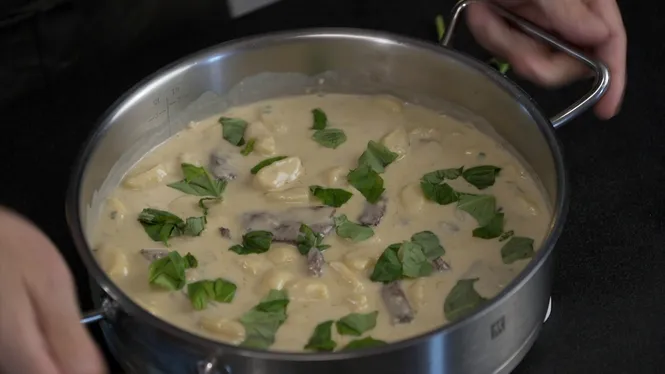 Pasta de formatge amb escalopins de vedella