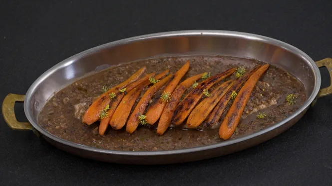 Llobarro amb salsa de bessons