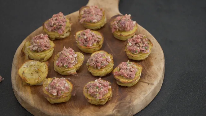 Patates fullades amb tartar de vedella